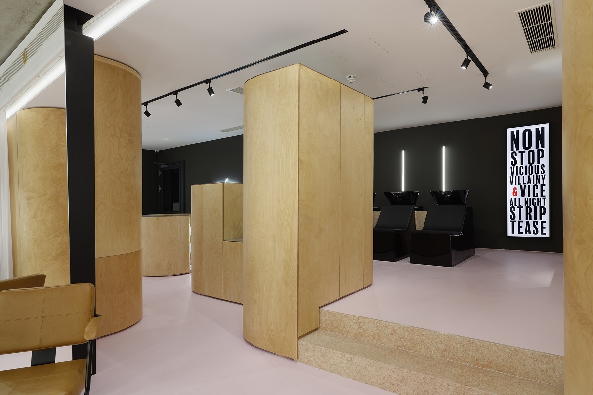 Salone di design moderno per Dean Gera al The Embassy Valletta Hotel, Malta
